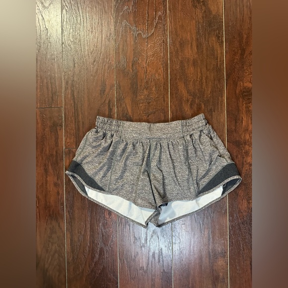 Lululemon Hotty Hot Size 8 LowRise 2.5" Heather Lux Multi Black /Heathered Black - Picture 1 of 3